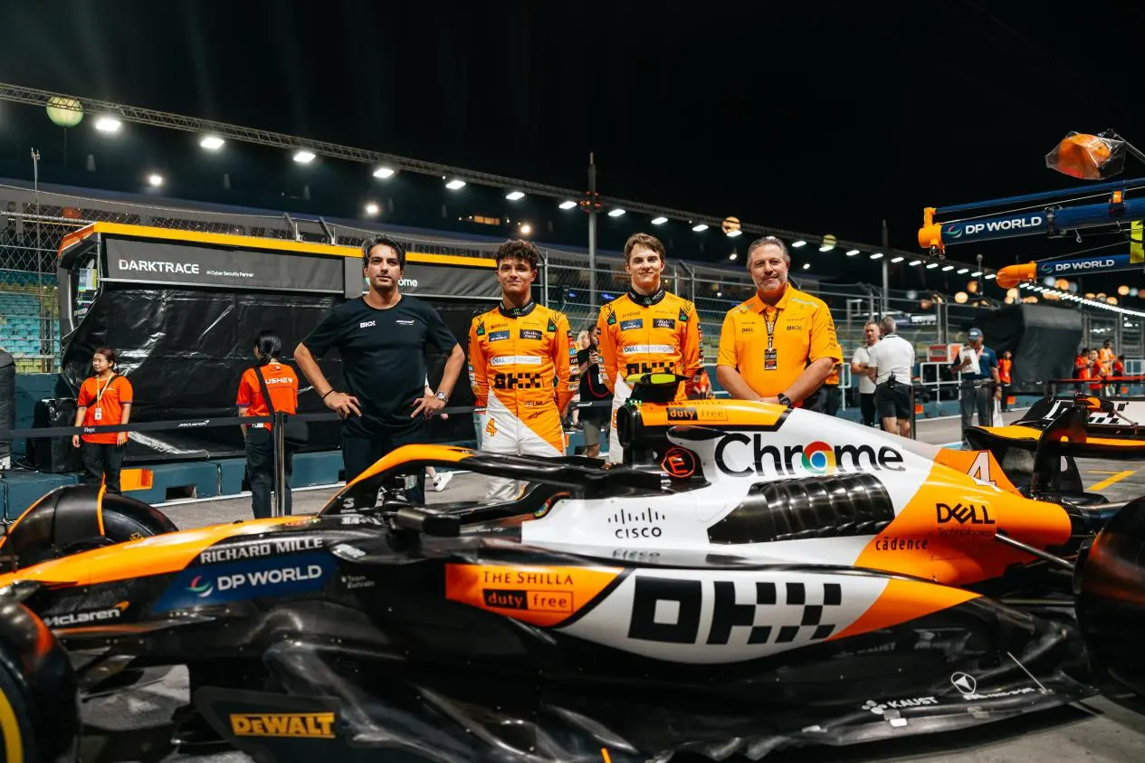 McLaren MCL38 在 2024 新加坡大獎賽的 OKX Legend Reborn 塗裝，幣圈體育贊助的活化現場